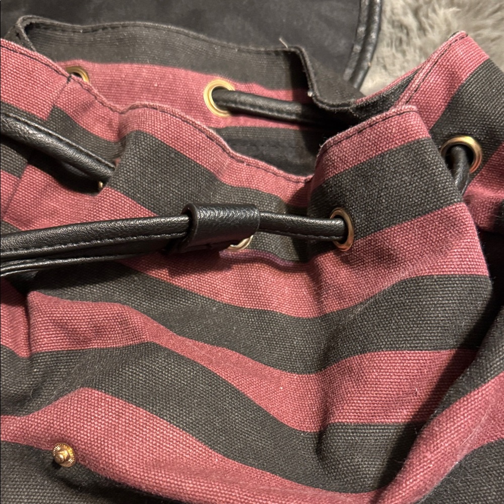 Chic Striped Drawstring Backpack - Picture 3 of 4